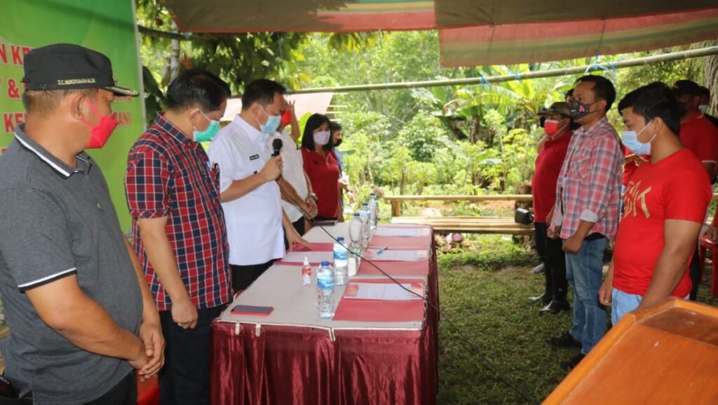 Di Perkebunan Pahkonta’an Tumatangtang Satu, Caroll Senduk Kukuhkan 3 Poktan
