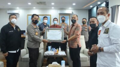 Bersinergi Dengan Pers, PWI Sulut Berikan Penghargaan Kepada Mantan Kapolres Tomohon