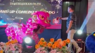 ‘Dragon’ Tampi Bagi Angpau Untuk Barongsai Lonsan Amurang
