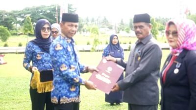 Peringatan HUT Korpri ke-52 di Bolmut Sukses, Uten Datunsolang Terima Penghargaan Satya Lencana 30 Tahun