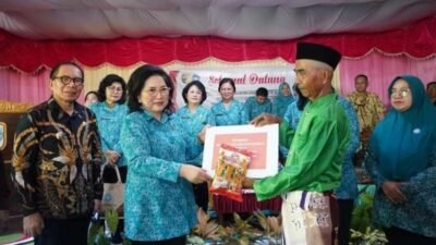 Kunker di Bolmut, Ketua TP-PKK Provinsi Sulut Serahkan Bantuan Untuk Masyarakat